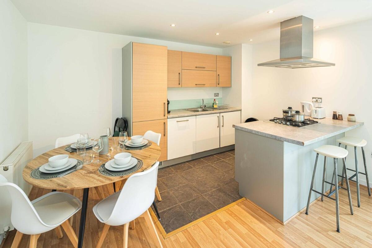Stylish 2-bed With Stunning View Apartment London